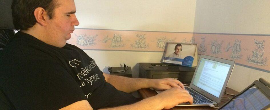 Jonathan Chacón trabajando con su portátil