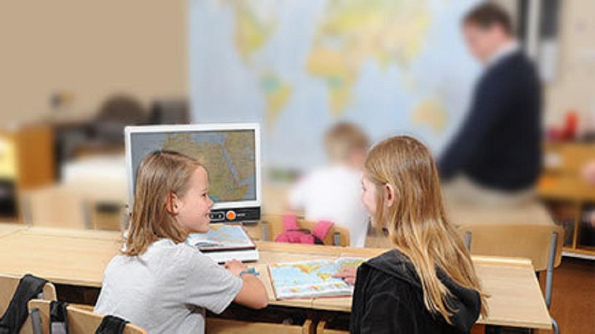 imagen de unos niños usando magnilink en clase