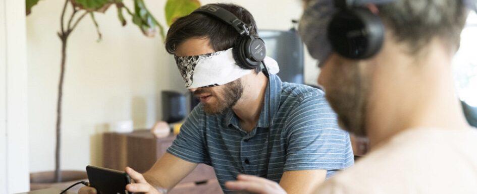 videojuegos accesibles: imagen de una persona jugando con los ojos tapados