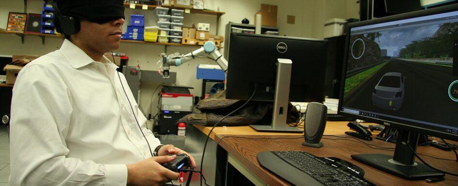 videojuegos accesibles: imagen de una persona jugando con los ojos tapados