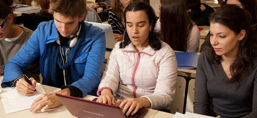 estudiante con discapacidad visual: alumna ciega en clase usando un portátil