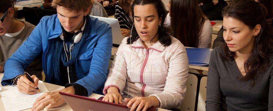 estudiante con discapacidad visual: alumna ciega en clase usando un portátil