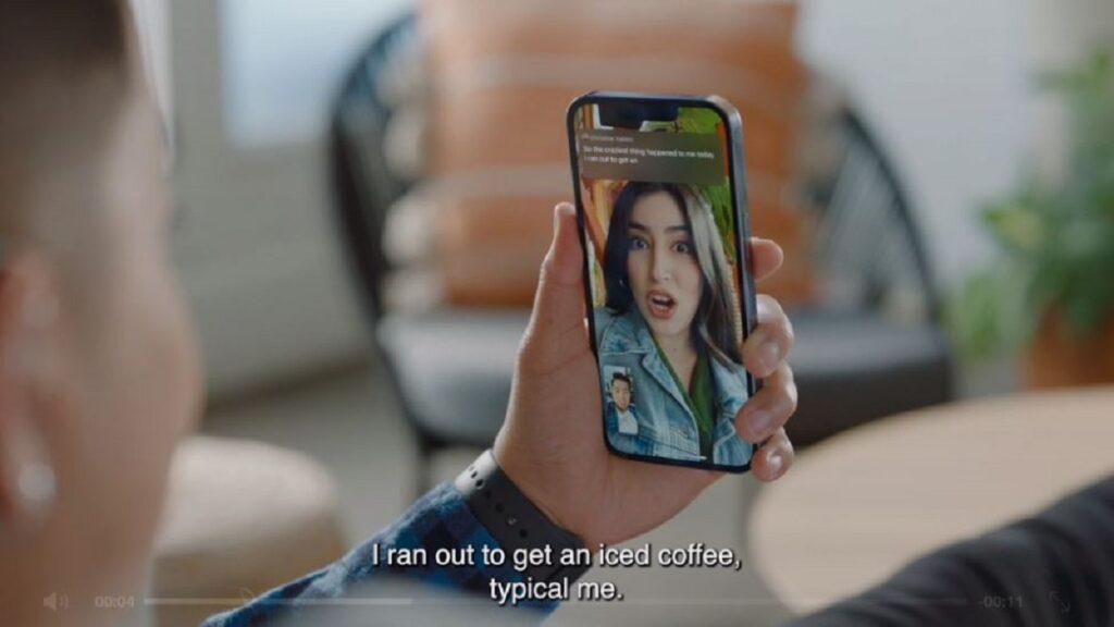 imagen de una persona usando live captions, una de las nuevas funciones de accesibilidad de apple