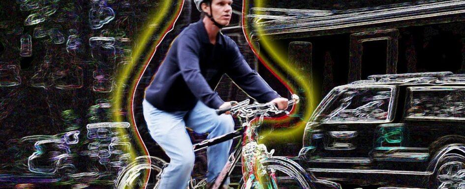 imagen de Daniel Kish montando en bicicleta que muestra cómo usa la ecolocalización