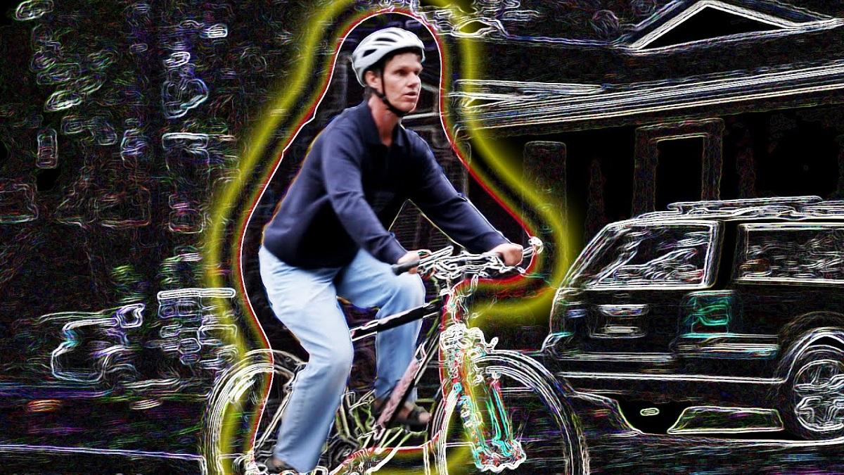 imagen de Daniel Kish montando en bicicleta que muestra cómo usa la ecolocalización