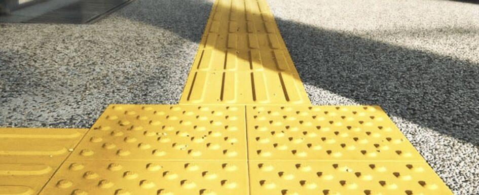 imagen de pavimento podotáctil en una acera