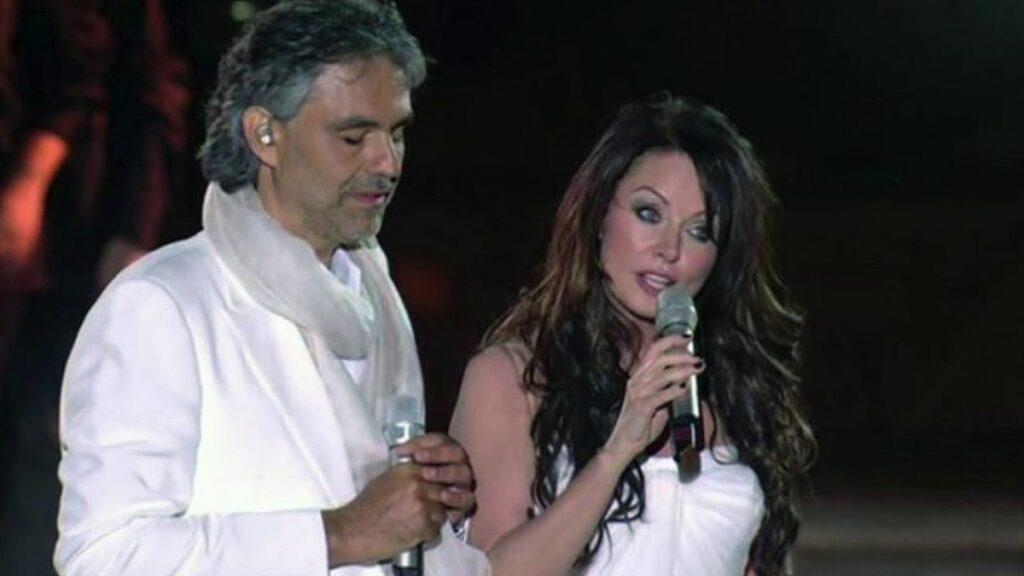 imagen de Andrea Bocelli durante una actuación con Sarah Brightman