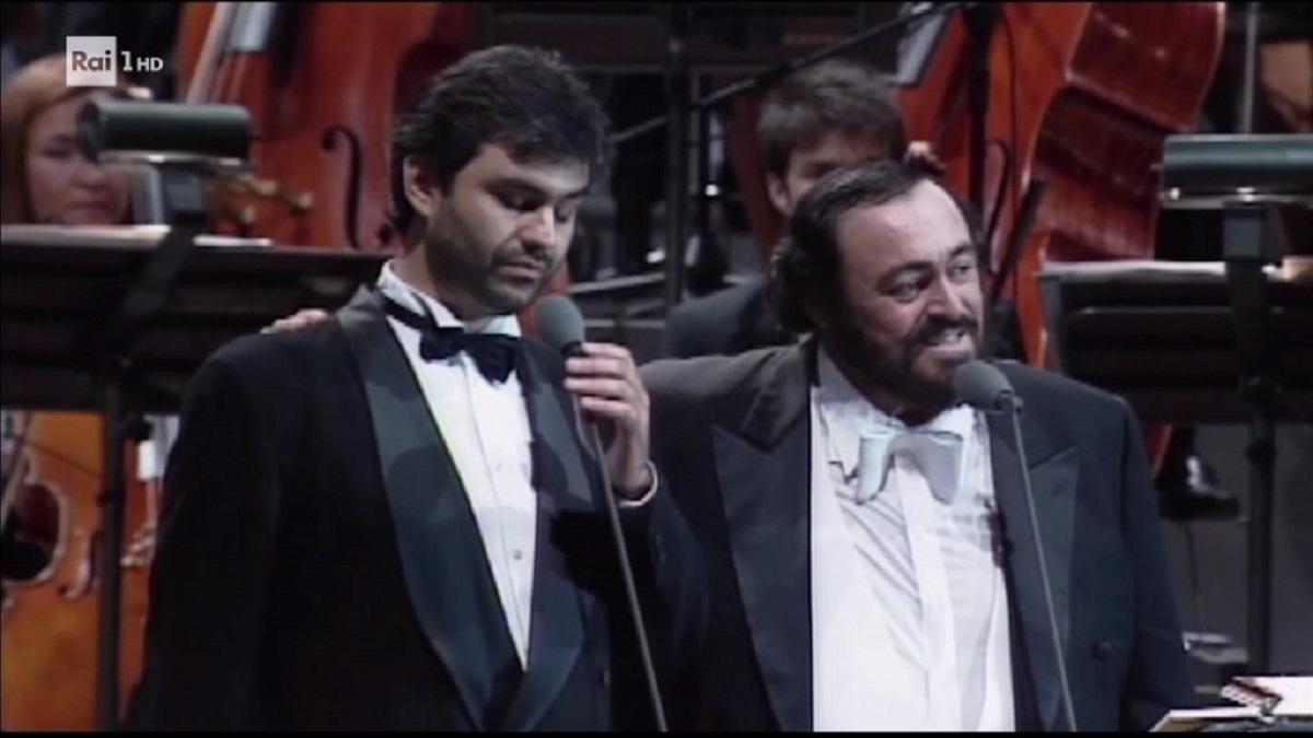 imagen de Andrea Bocelli durante una actuación con Luciano Pavarotti