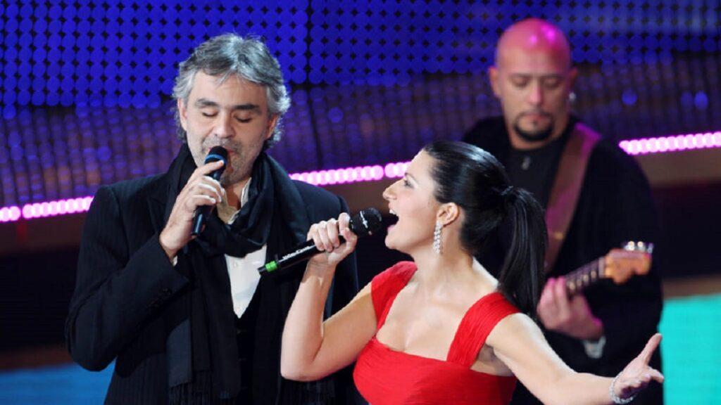 imagen de Andrea Bocelli durante una actuación con Laura Pausini