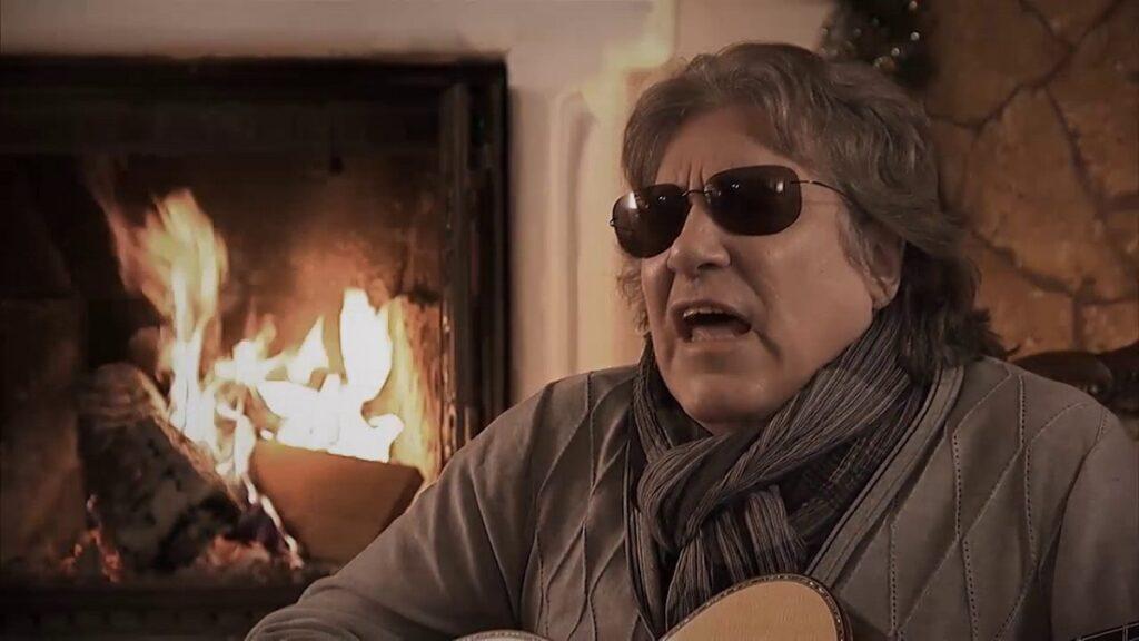José Feliciano cantando temas navideños en lo que parece su casa