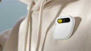 fotografía del dispositivo AI Pin de Humane colocado sobre una sudadera