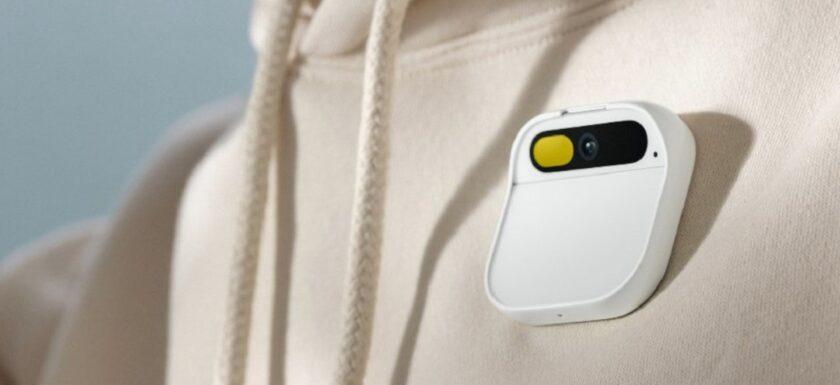 fotografía del dispositivo AI Pin de Humane colocado sobre una sudadera