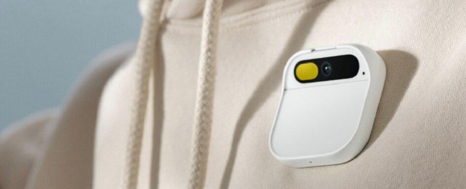 fotografía del dispositivo AI Pin de Humane colocado sobre una sudadera