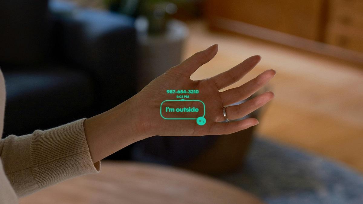 fotografía del dispositivo AI Pin de Humane proyectado un mensaje sobre la palma de la mano