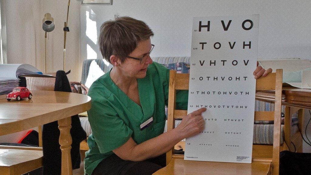 persona comprobando el grado de visión de un paciente, algo que se puede hacer con la aplicación whoeyes