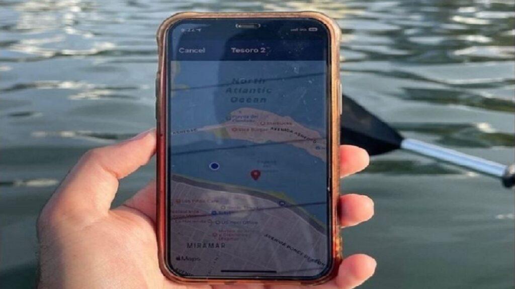 usuario utilizando la aplicación voicevista en el exterior