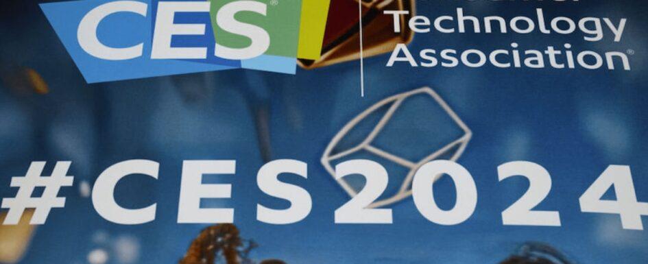 cartel de la CES 2024 con el nombre de la feria en letras grandes de color blanco