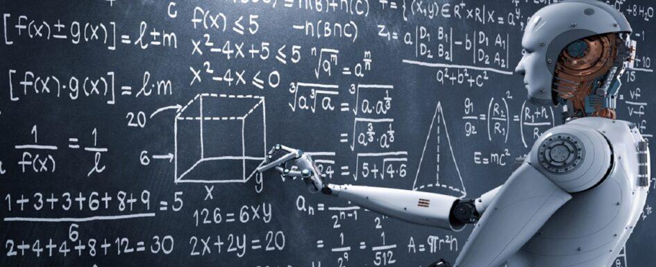 se ve un androide haciendo las veces de profesor