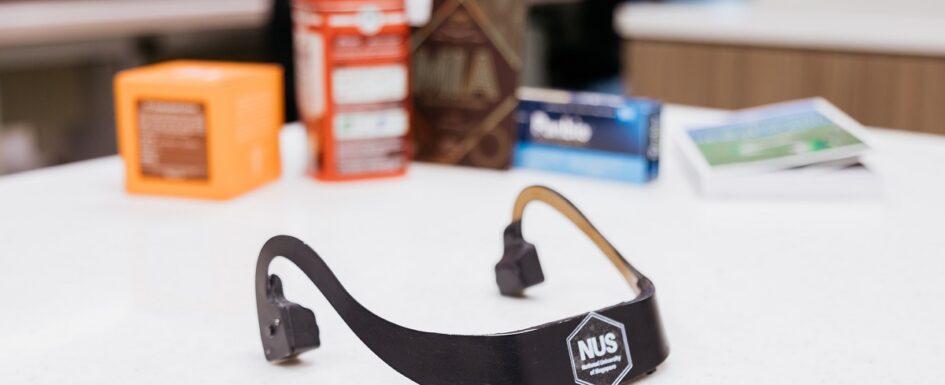 dispositivo AiSee: parece unos auriculares en cuyos extremos se observan las terminales de conducción ósea