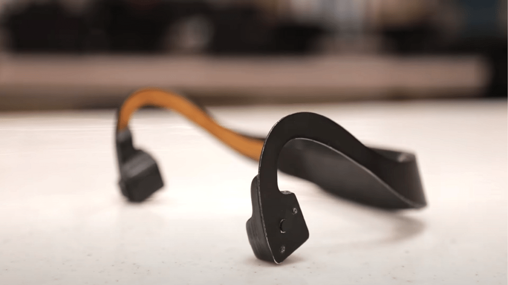 dispositivo AiSee: parece unos auriculares en cuyos extremos se observan las terminales de conducción ósea