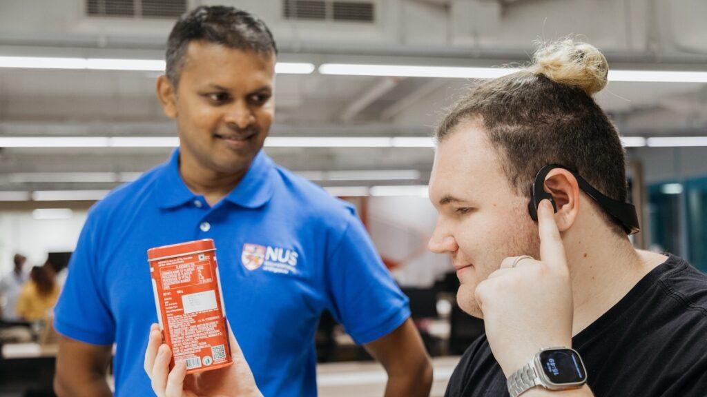 investigador de la universidad nacional de Singapur probando el dispositivo AiSee