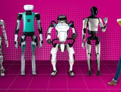 una persona se lleva las manos a la cabeza ante varios prototipos de robot humanoide