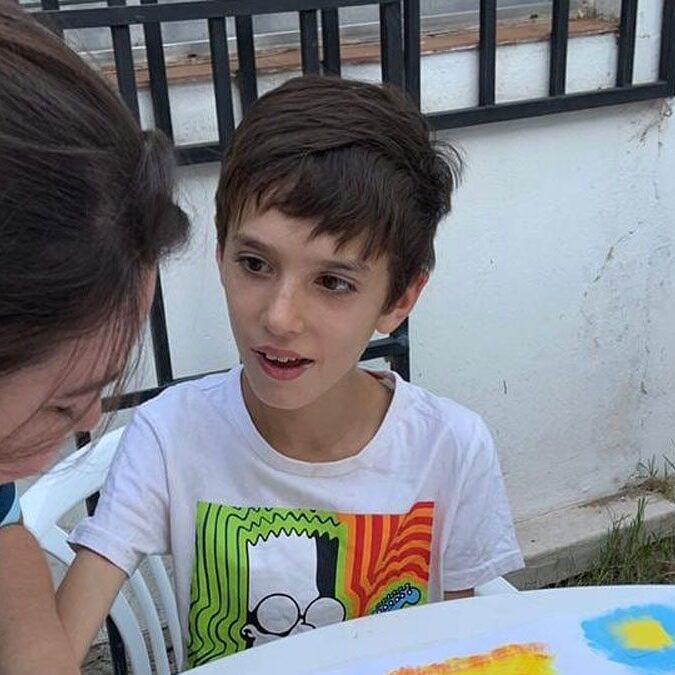 imagen de un niño con condición del espectro autista.