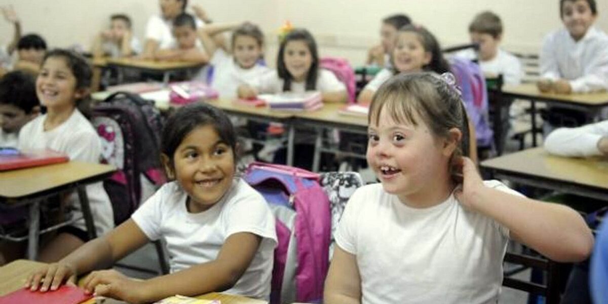 imagen de un ejemplo de educación inclusiva: niña con síndrome de down en un aula.