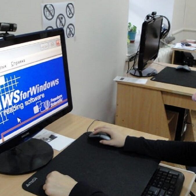 jaws screen reader. Joven trabajando con un ordenador y Jaws.