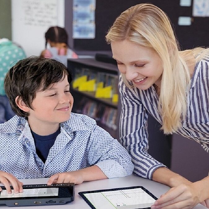 niño ciego con su profesora y tableta braillenote touch